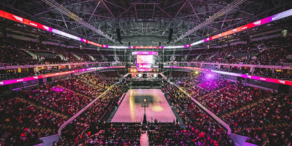 ng28南宫平台多设备演示图，展示在手机、平板、电脑上观看高清体育直播的场景